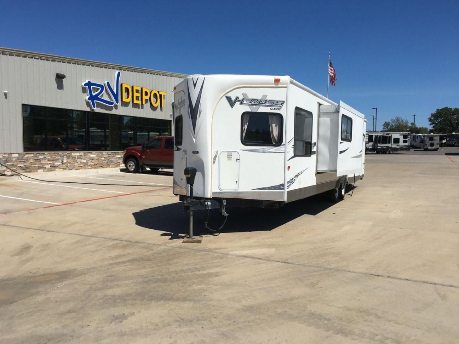 2013 WHITE FOREST RIVER V-CROSS 29VCFL (4X4TVCE22DX) , Length: 33.67 ft | Dry Weight: 6,808 lbs. | Gross Weight: 7,874 lbs. | Slides: 1 transmission, located at 4319 N Main St, Cleburne, TX, 76033, (817) 678-5133, 32.385960, -97.391212 - This 33-foot 2013 Forest River V-Cross 29VCFL trailer offers both comfort and functionality. Its floor plan features a front living area, a fully equipped kitchen, a cozy bedroom, and a spacious bathroom. As you enter the travel trailer, you'll be greeted by the expansive front living area. This uni - Photo #0